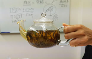 ジャンピングポットで楽しむ紅茶は見た目も楽しいです｜ヴィーナース メディカルハーブラボ　ダージリン紅茶テイスティング講座