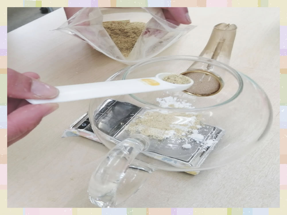 日本のハーブセラピスト養成講座｜容量を測りながら葛根茶を作っています