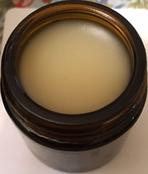 根岸幸代講師の「ユーカリを使った風邪のバーム作成講座」｜ヴィーナース メディカルハーブラボ