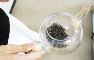 ヴィーナースのダージリン紅茶テイスティング講座は、紅茶の基本から茶葉の選び方、使い終わった茶葉の活用法などを学びます