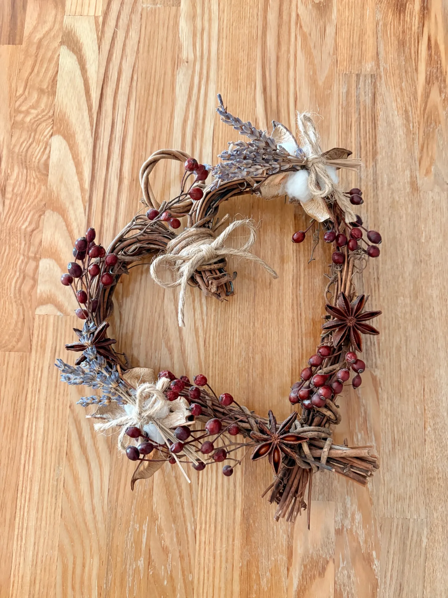 エコロジカルハーバリズム体験講座・クラフト実習で制作したドライハーブリース（ラベンダー・スターアニス・ローズヒップ等を使用）｜ヴィーナースメディカルハーブLABO