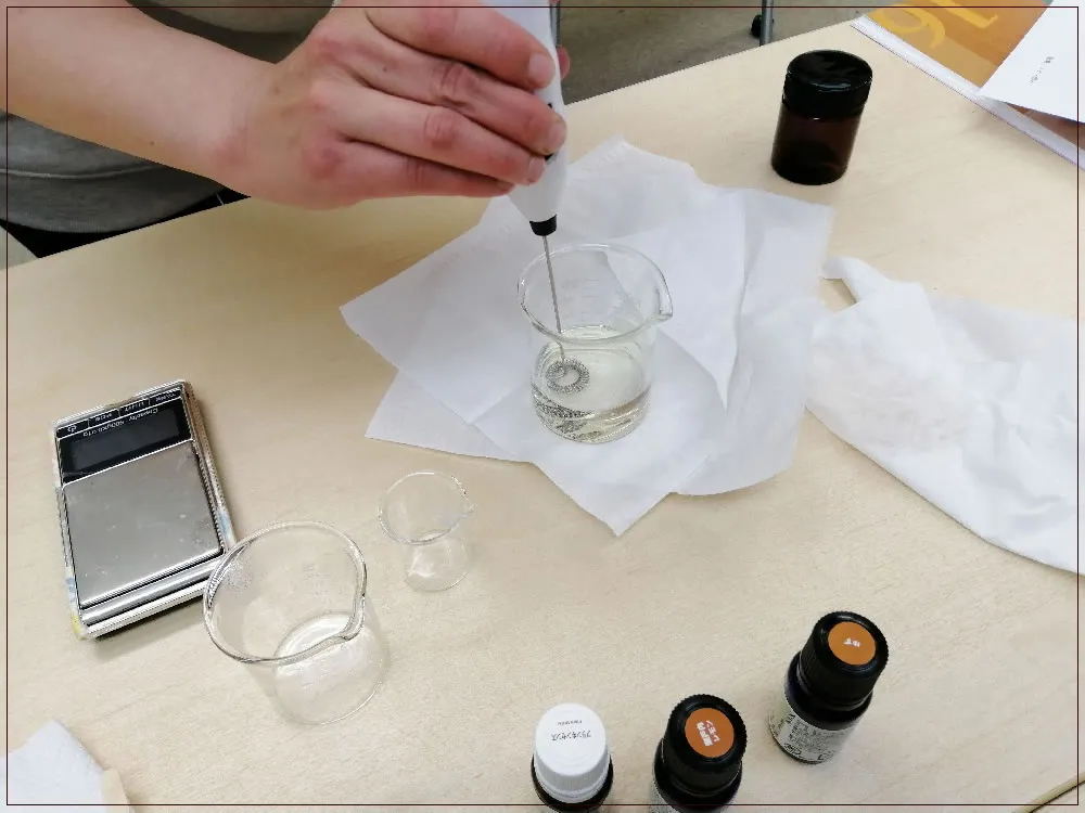 柚子クリーム作りでオイルを湯煎し蜜蝋を混ぜる工程