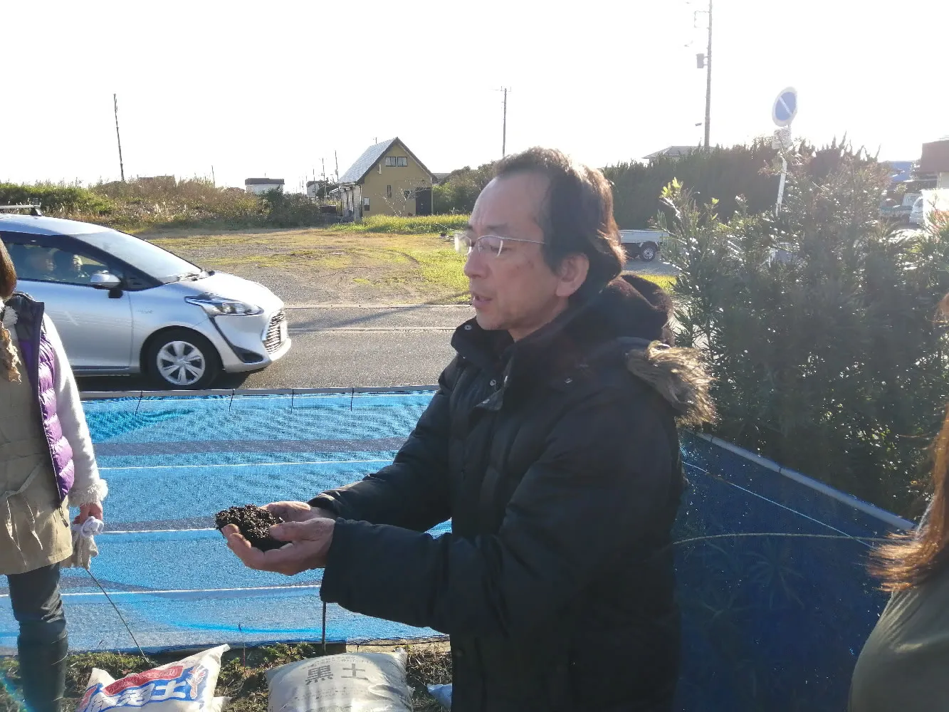 木村正典講師による有機栽培実習・土作りのポイント指導