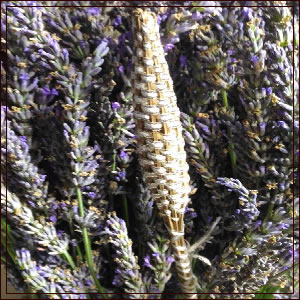 ラベンダーバンドルズは鎮静効果で寝室に飾ったり、防虫効果を期待して服をポンポン叩いたりと使い勝手がいいハーブクラフトです｜ヴィーナースメディカルハーブラボ（東京お茶の水校）｜ヴィーナース