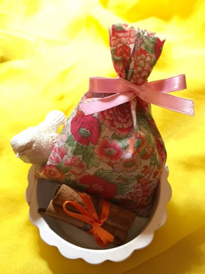 根岸幸代講師の「春の香りのサシェ作成講座」｜ヴィーナース メディカルハーブラボ